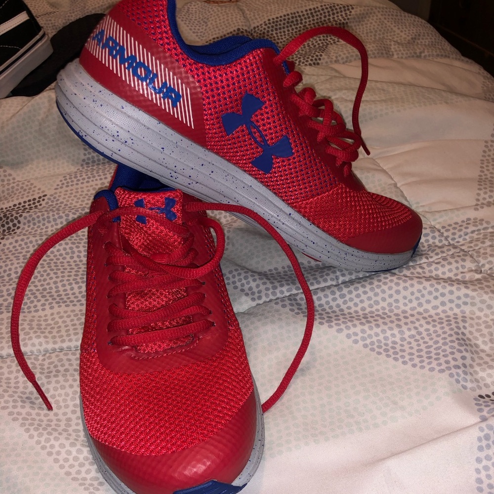 😎UNDER ARMOUR BOYS SNEAKERS😎